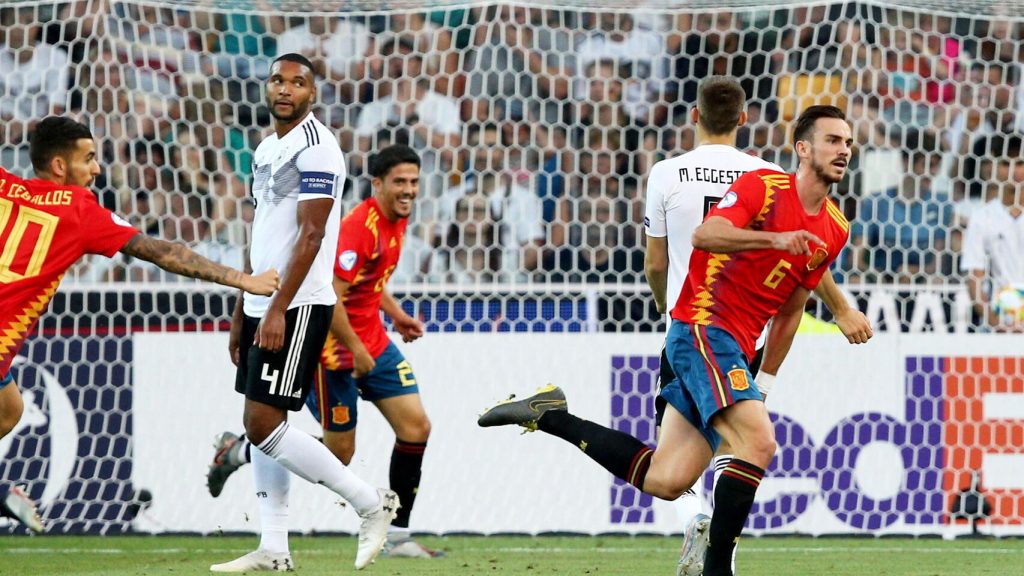 Los jugadores de España celebran el primer gol del partido EFE