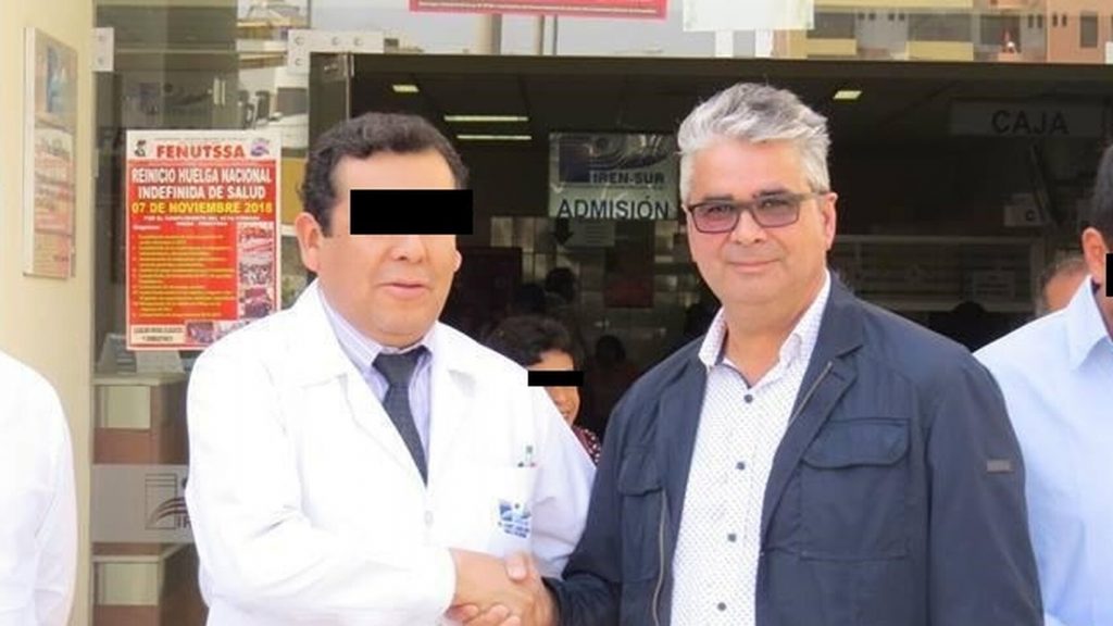 Roberto, en el centro de la imagen, frente a un centro sanitario. EL ESPAÑOL