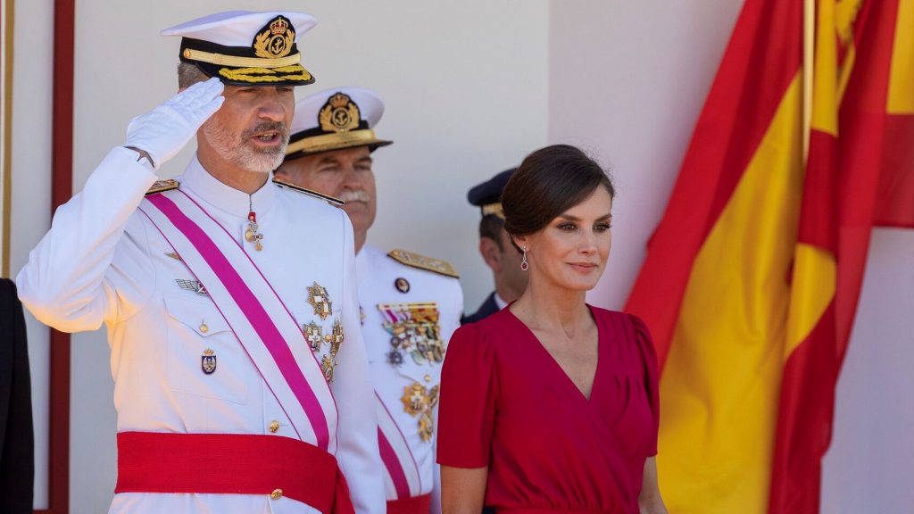 Los Reyes presiden el desfile del Día de las Fuerzas Armadas en Sevilla / El Español