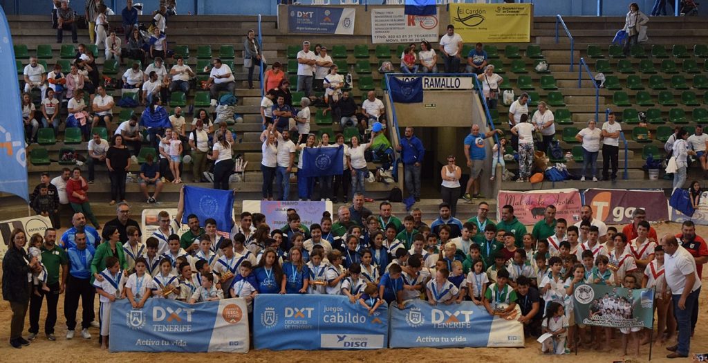 Foto de familia de los ocho equipos participantes en las finales prebenjamín, benjamín, alevín e infantil de los Juegos Cabildo 2019. | DA