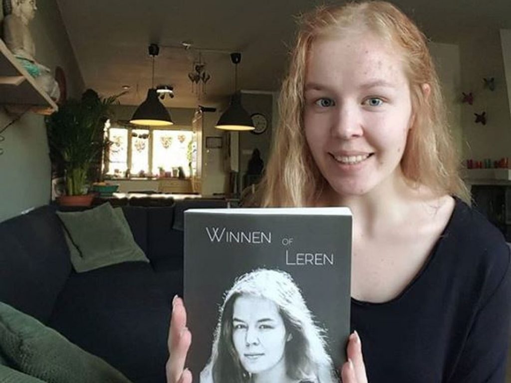 Noa Pothoven posa con su libro autobiográfico 'Winnen of leren" -Ganar o aprender-. @winnenofleren