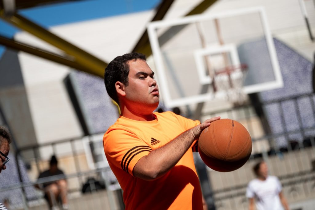 Carlos también participa desde dentro de la cancha con el primer club de baloncesto inclusivo de las Islas|FP