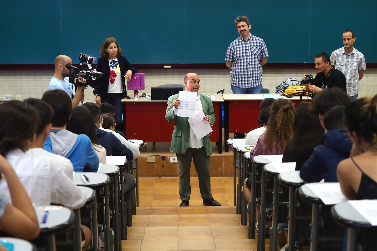 Varias imágenes de la primera jornada de exámenes de la Evaluación de Bachillerato de Acceso a la Universidad (EBAU) en el Aulario del Campus de Guajara de la Universidad de La Laguna, que reunió a 4.300 alumnos. Sergio Méndez