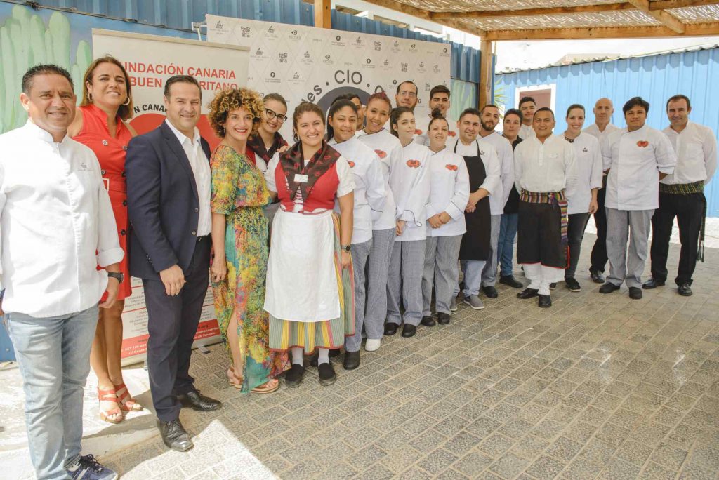 alumnos del aula de Formación en Cocina de Añaza (FOCA) han sido los encargados de elaborar y servir un menú degustación, guiados por el equipo que lideran Juan Miguel Cabrera y Lucas Leandro