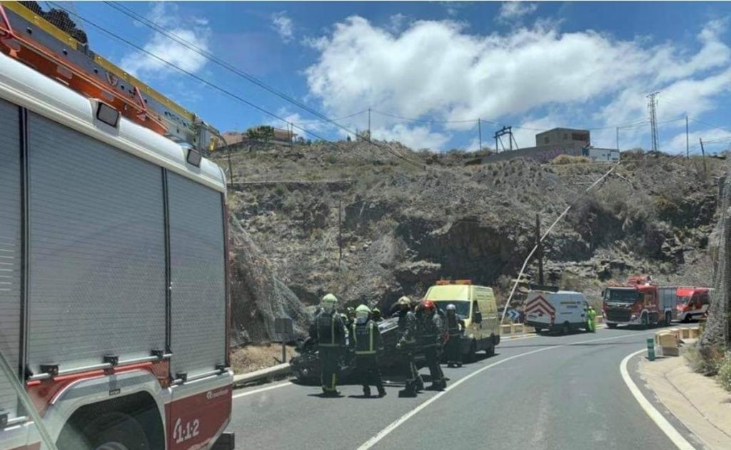 El vehículo volcó en la TF-82, a la altura de Los Menores, municipio de Adeje. LOS DRAGOS