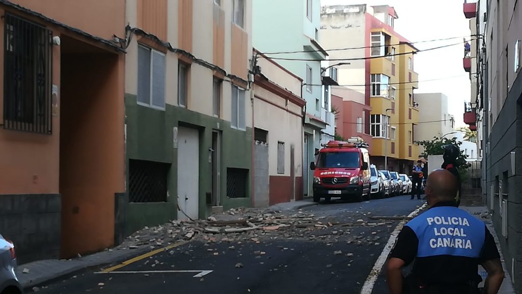 Bomberos actúan en una fachada de un edificio de La Cuesta| CER