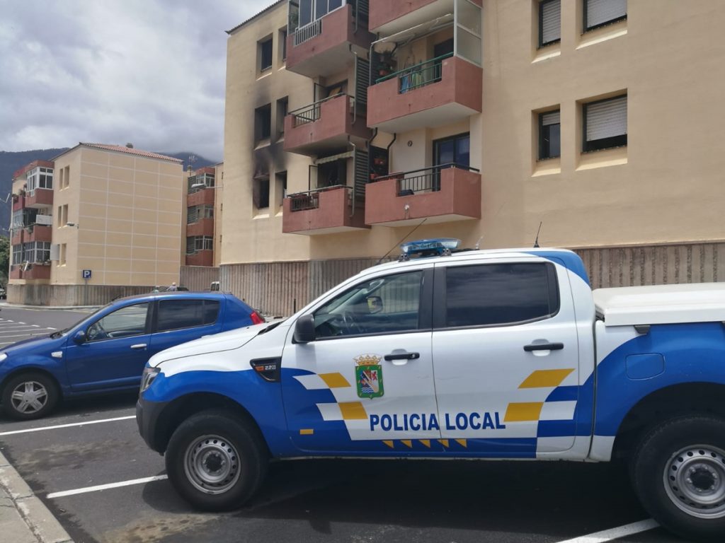 El incendio se originó en un edificio situado en la calle Fernando Díaz Cutillas del citado municipio, adonde acudió un amplio dispositivo de emergencias| SERGIO MÉNDEZ