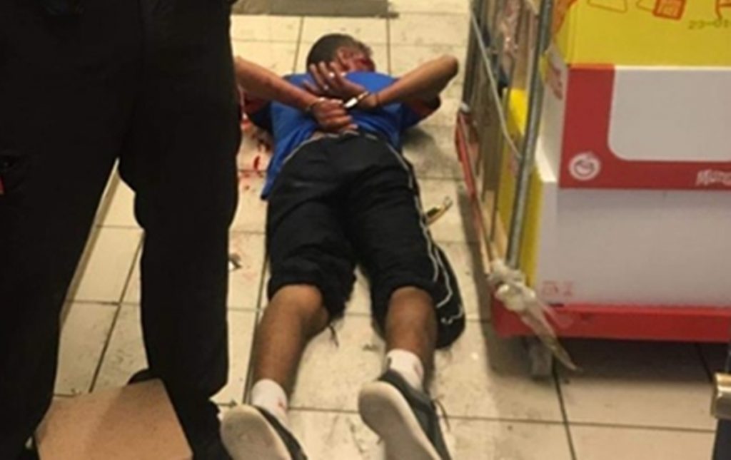 El agresor fue reducido por el vigilante de seguridad