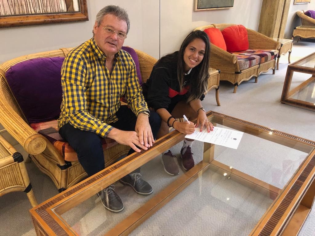 El presidente de la UD Granadilla Tenerife Egatesa Sergio Batista en el momento de la firma con la jugadora grancanaria María Tejera. /Da
