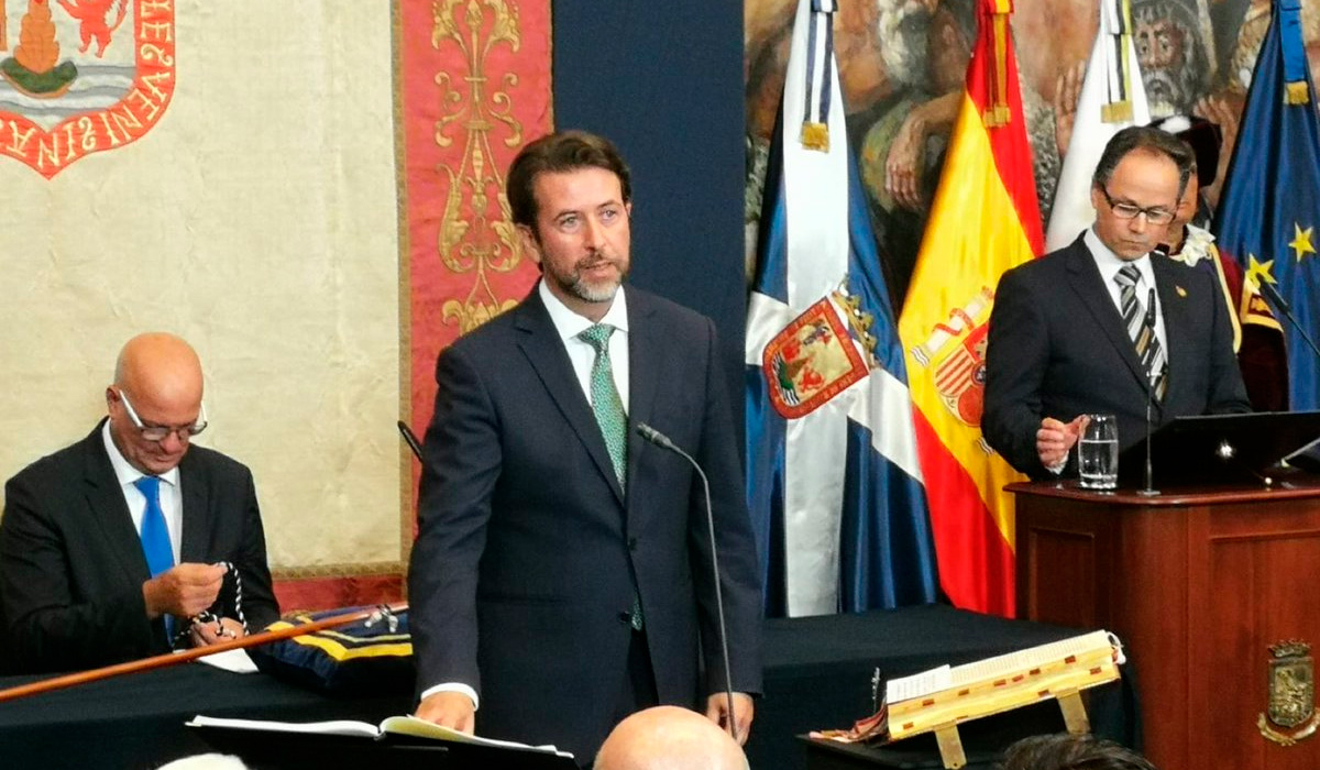 Carlos Alonso jura el cargo bajo la sombra de una moción de censura
