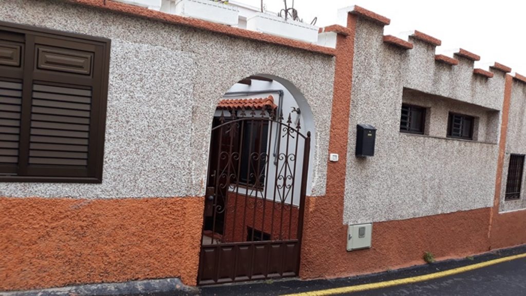 La pareja vivía en el número 19 del Camino Las Charnecas, donde el esposo de la víctima regresó el lunes tras haber sido puesto en libertad provisional. DA