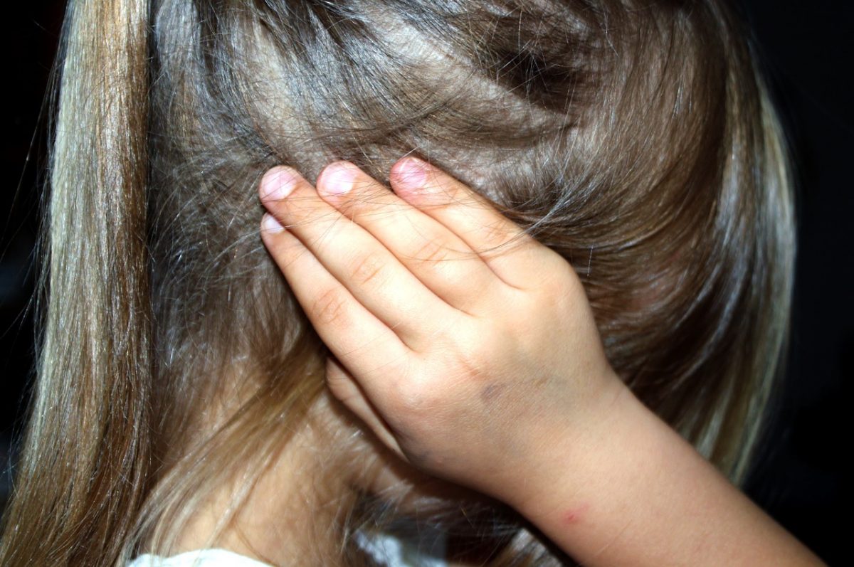 Una niña se tapa los oídos. Pixabay