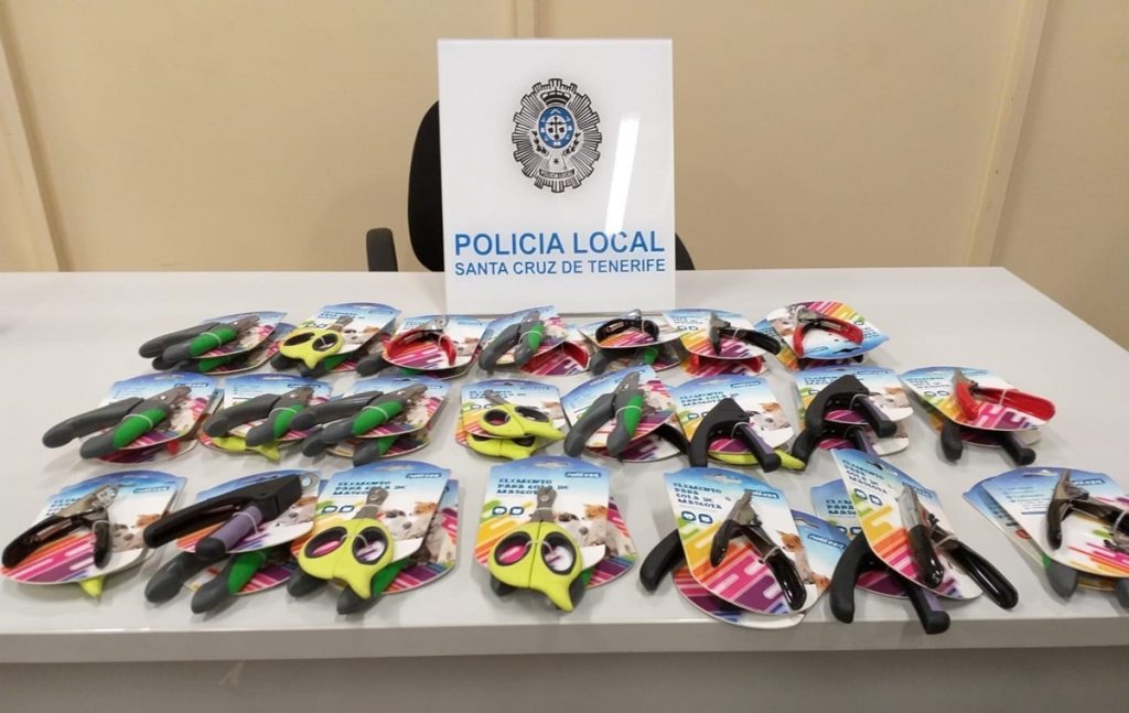 Artículos para cortar el rabo de gatos y perros decomisados por la Policía Local de Santa Cruz| EP