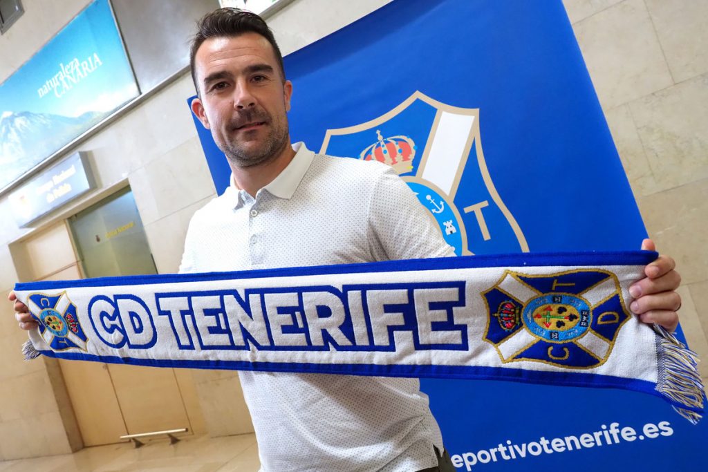 El nuevo entrenador del CD Tenerife, Aritz López Garai, ya está en la Isla donde será presentado en las próximas horas. /Sergio Méndez