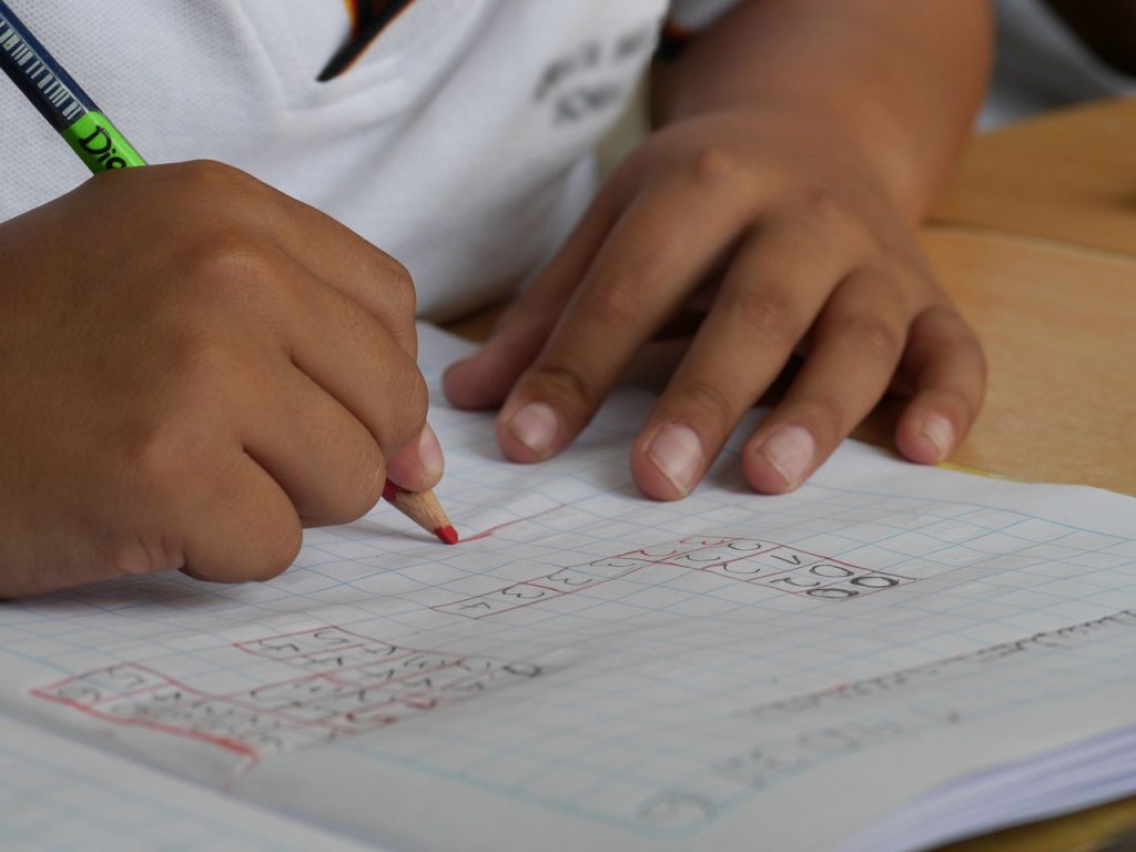 Mano de un niño escribiendo. Pixabay