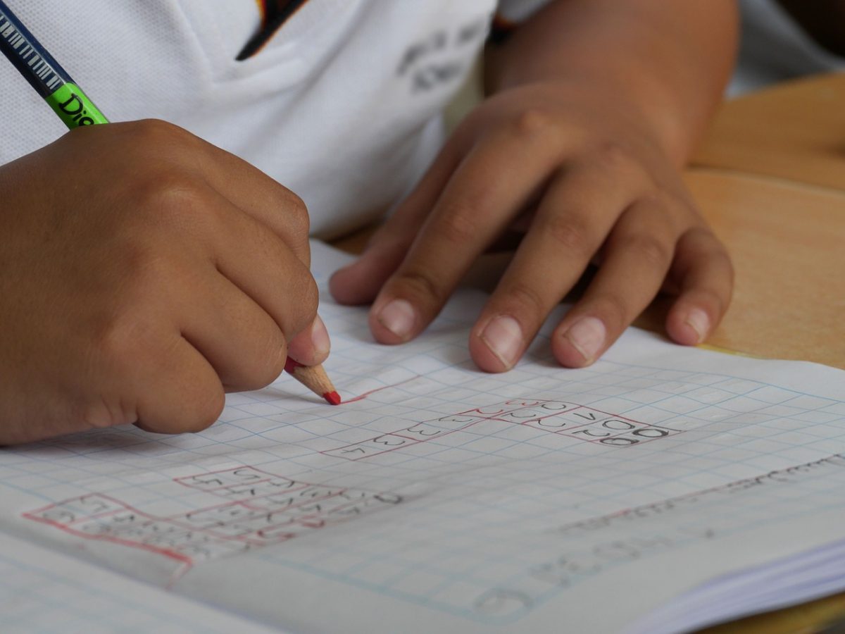Mano de un niño escribiendo. Pixabay