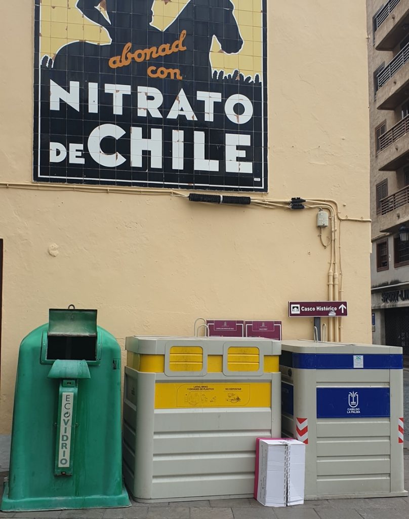 Los contenedores de recogida domiciliaria de basura y los de reciclaje se han reubicado justo frente al mosaico de Nitrato de Chile. DA