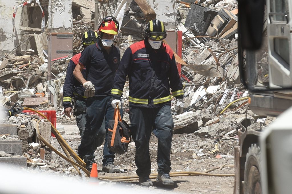 Varios bomberos, junto a los escombros del edificio Julián José, en Los Cristianos, en 2016. Sergio Méndez