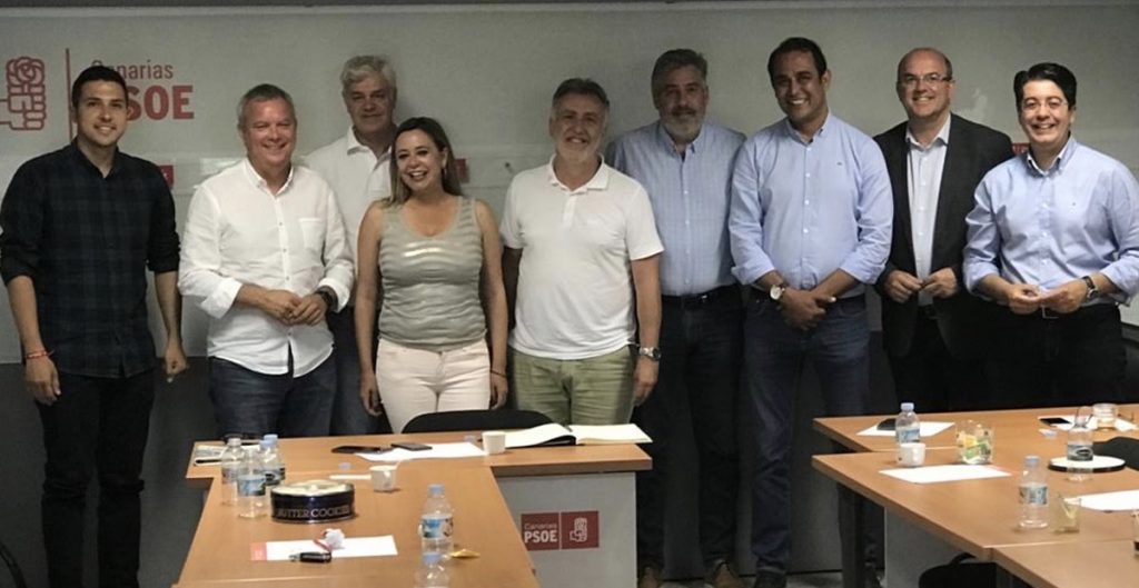 Ángel Víctor Torres, con los secretarios y la secretaria insulares del PSOE. DA