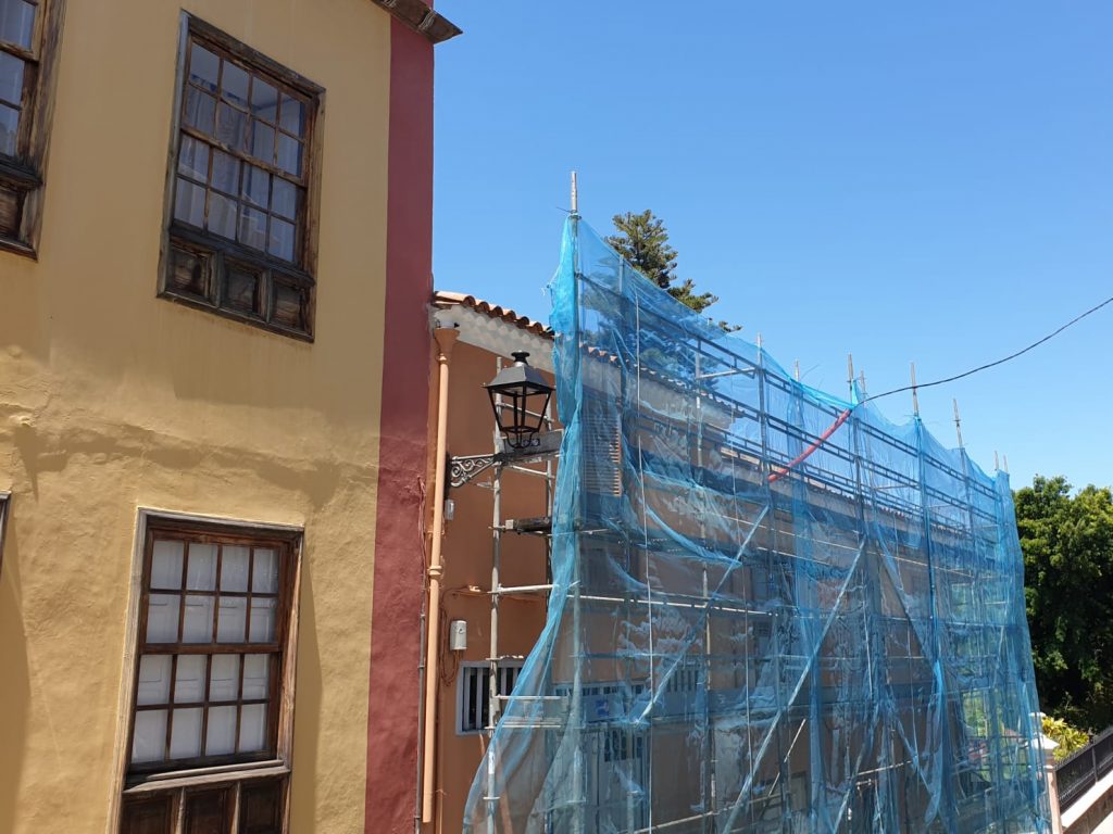 Un paseo por diferentes calles de la Villa permite contemplar la restauración de inmuebles en el casco. DA