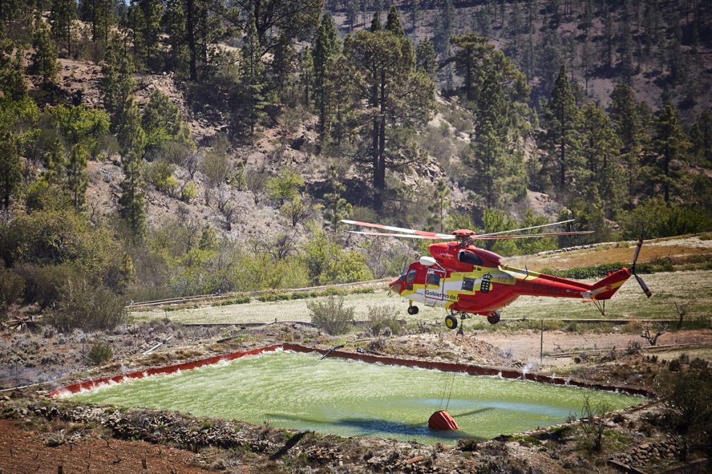 Un helicóptero del Gobierno de Canarias recoge agua durante un incendio forestal en Tenerife. DA