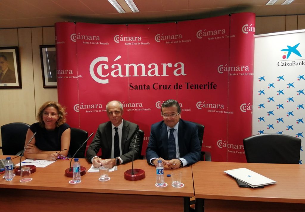 La directora de la Cámara, Lola Pérez; el presidente del organismo, Santiago Sesé, y el director de CaixaBank en Canarias, Juan Ramón Fuertes. DA