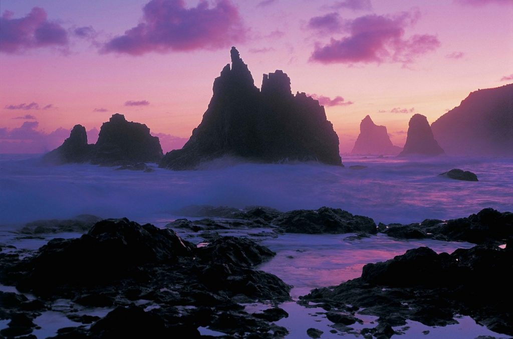 Maravillosa imagen del amanecer en la playa de Benijo, fotografía seleccionada en uno de los libros publicados por la BBC. José B. Ruiz