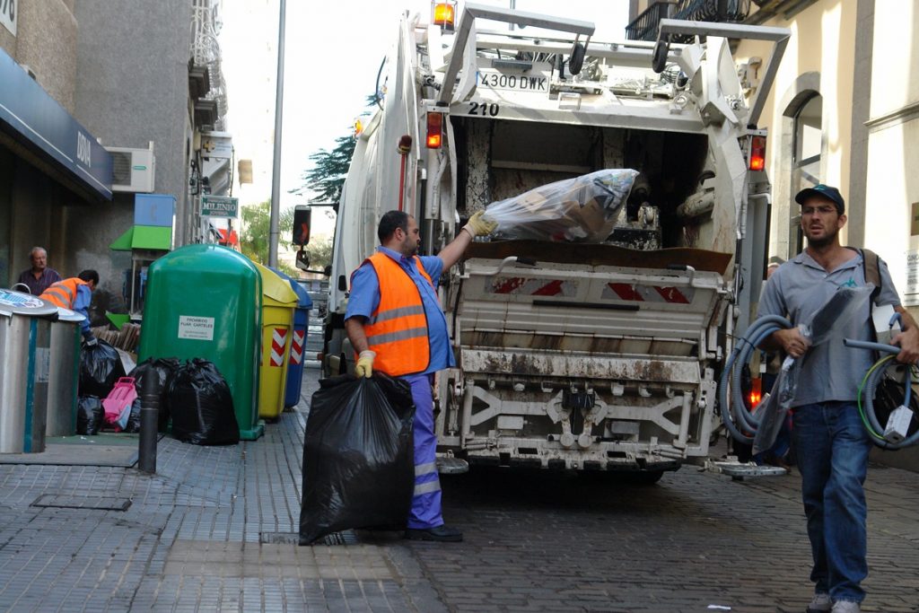 Imagen de uno de los camiones de la anterior adjudicataria del servicio de limpieza del Ayuntamiento de Santa Cruz de Tenerife, Urbaser. Sergio Méndez