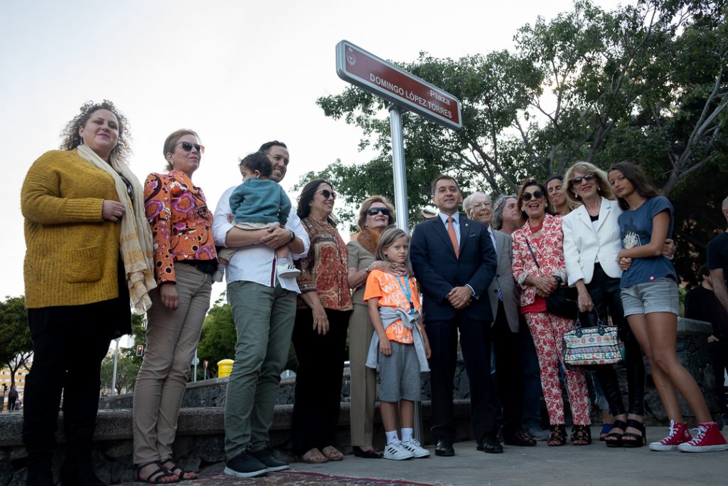 Autoridades y familiares del homenajeado asistieron ayer al descubrimiento de la plaza. Fran Pallero