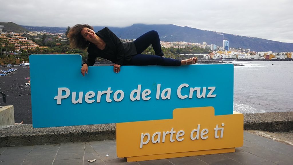 La cantante francesa posa orgullosa junto al cartel Puerto de la Cruz, parte de ti, que se encuentra en la zona de El Castillo y en el que se siente reflejada. DA