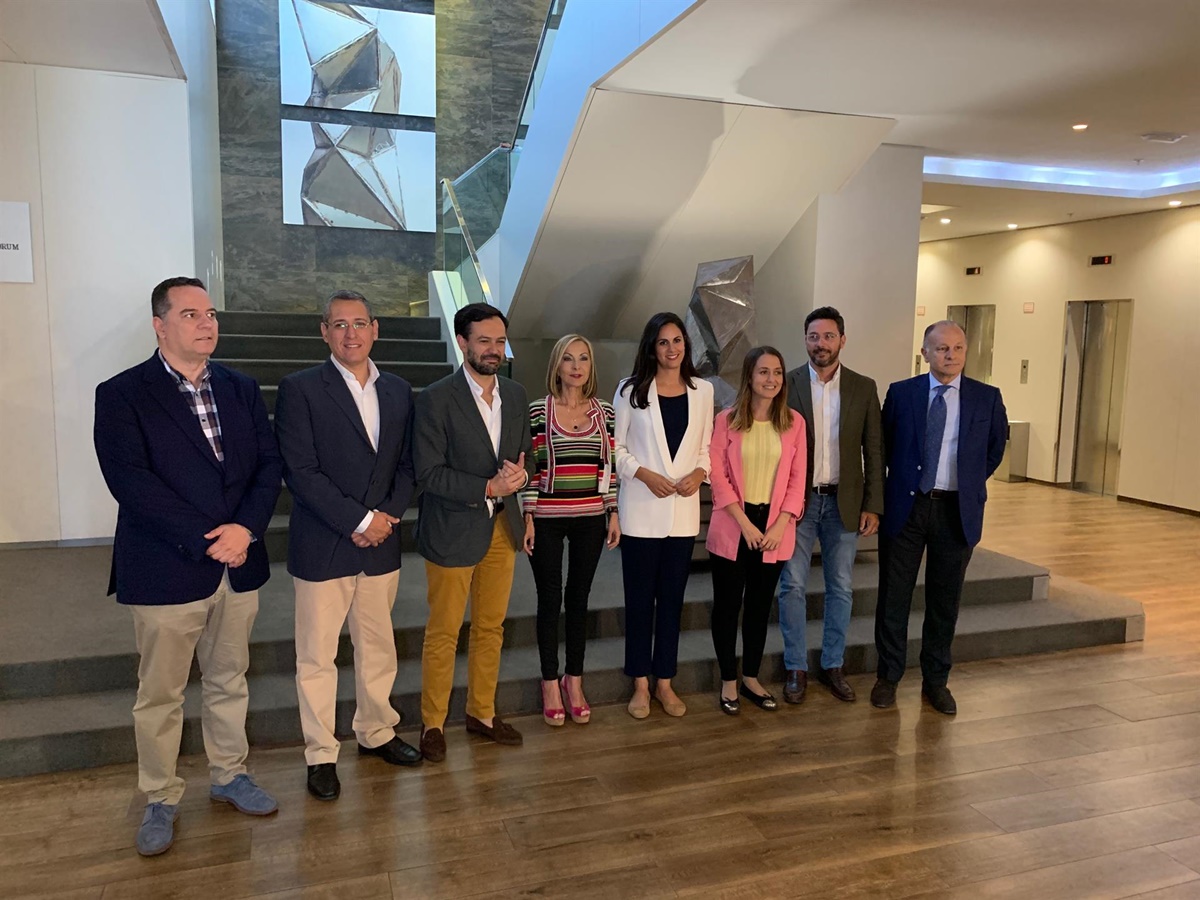 Las delegaciones del PP y Ciudadanos, en un hotel de Las Palmas de Gran Canaria tras reunirse por separado con el PSOE. DA