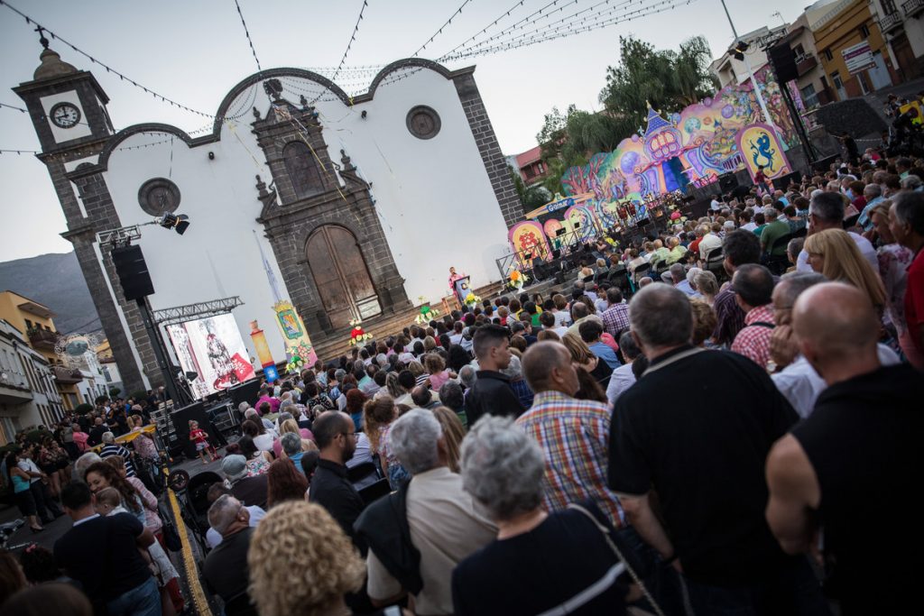 Fiesta del Arte en la plaza de San Pedro, que este año no tendrá mantenedor o mantenedora. / DA
