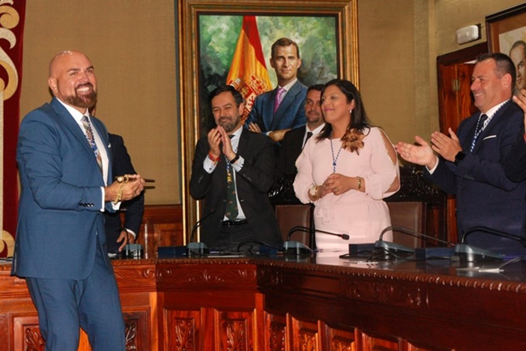 Tras recibir el bastón de mando, Marco González se acercó a saludar a todos sus compañeros de la actual Corporacón, al tiempo que recibió un gran aplauso por parte del público en el salón de plenos. DA