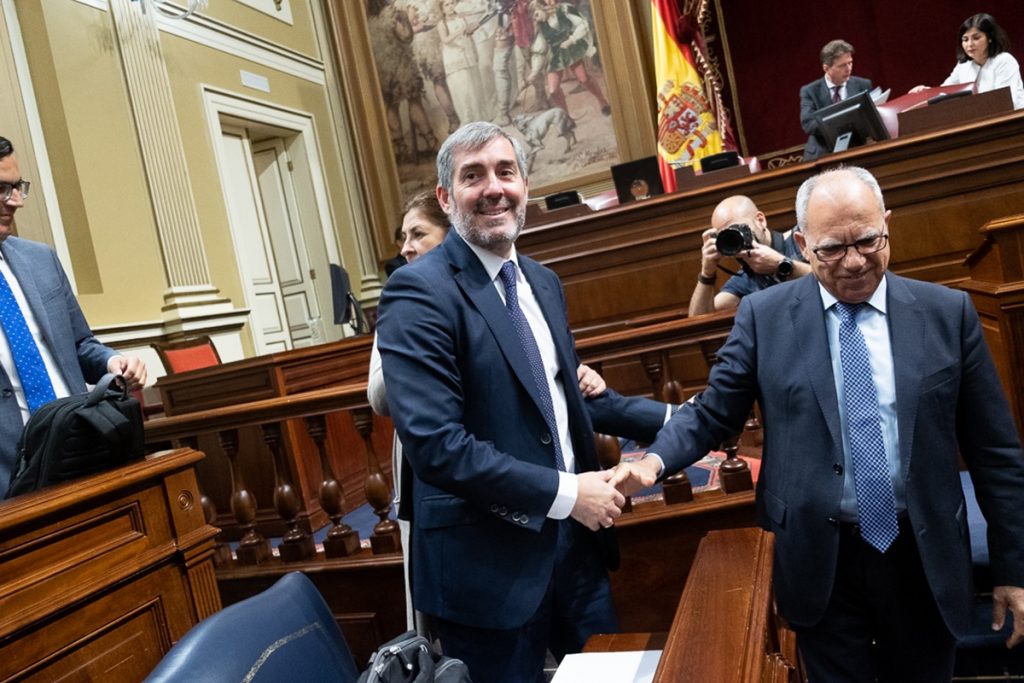 Fernando Clavijo (CC) y Casimiro Curbelo (ASG) se dan la mano, en una foto tomada en el Parlamento de Canarias. Fran Pallero