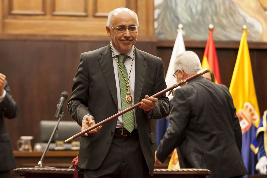 Antonio Morales, con el bastón de mando el Cabildo de Gran Canaria (2015). DA