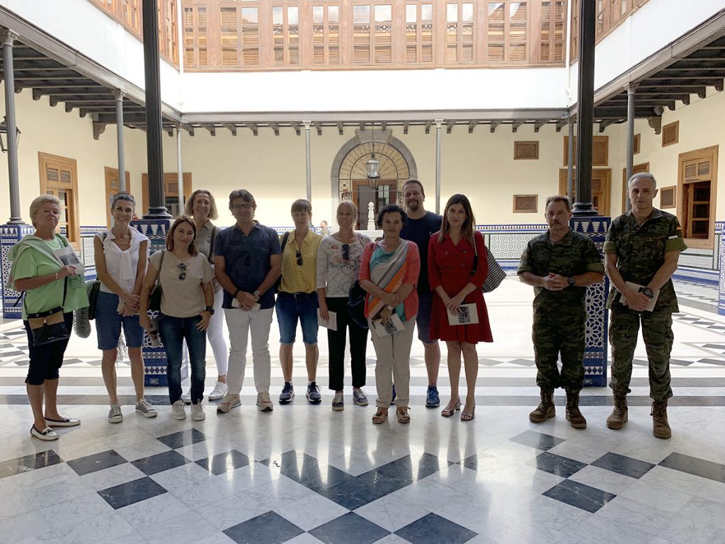 La delegación de turoperadores visitó distintos puntos de la capital, entre ellos, el Palacio Militar, donde los acompañó Matilde Zambudio. DA