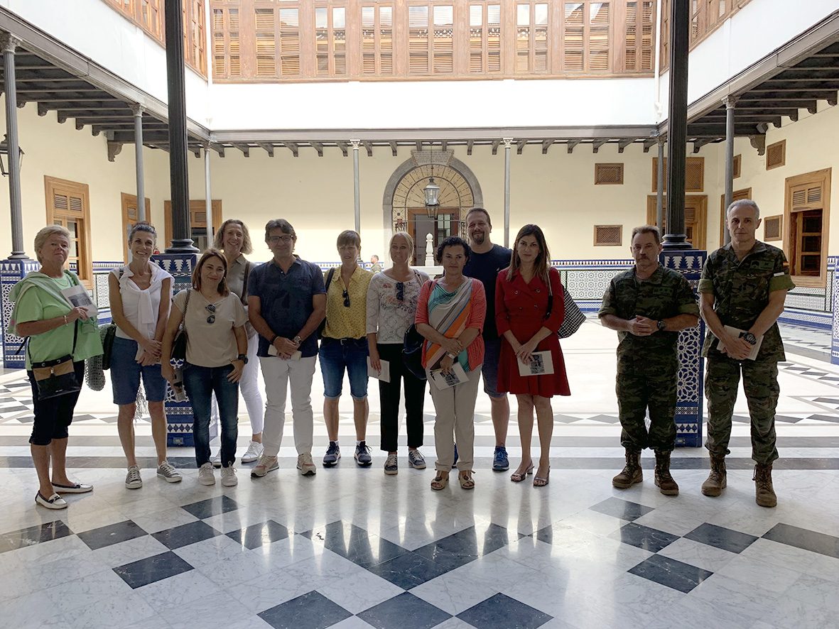 La delegación de turoperadores visitó distintos puntos de la capital, entre ellos, el Palacio Militar, donde los acompañó Matilde Zambudio. DA
