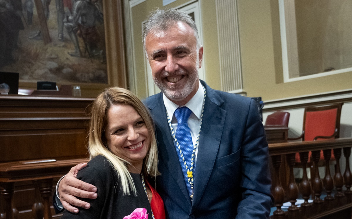 Ángel Víctor Torres (PSOE) y Noemí Santana, dos de los firmantes del Pacto de las Flores, ayer en el Parlamento. Fran Pallero