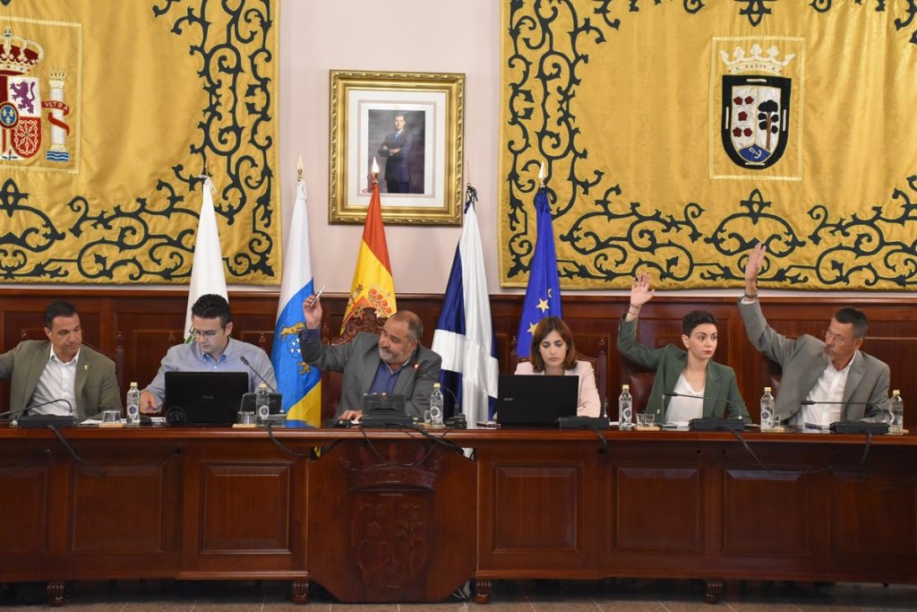 Imagen de un momento del pleno que se celebró ayer en el Ayuntamiento de El Rosario. DA