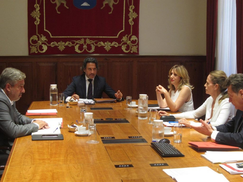 Primera reunión de la Mesa del Parlamento de Canarias en la décima legislatura. DA