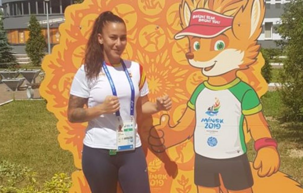 Patricia, con la mascota de los Juegos Europeos de Minsk. / DA