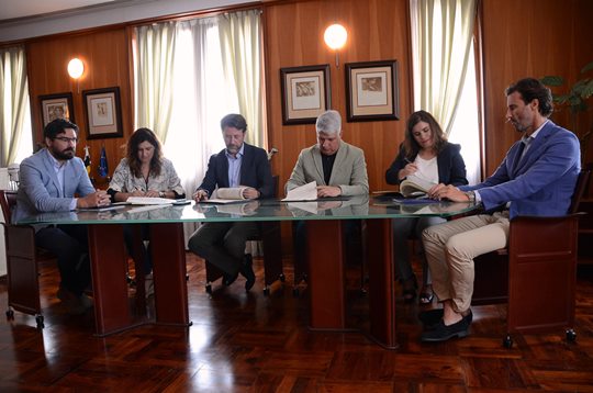 El presidente del Cabildo y los alcaldes de Candelaria, Arafo y Güímar suscriben el convenio de las obras, que ascienden a 6,9 millones de euros. DA