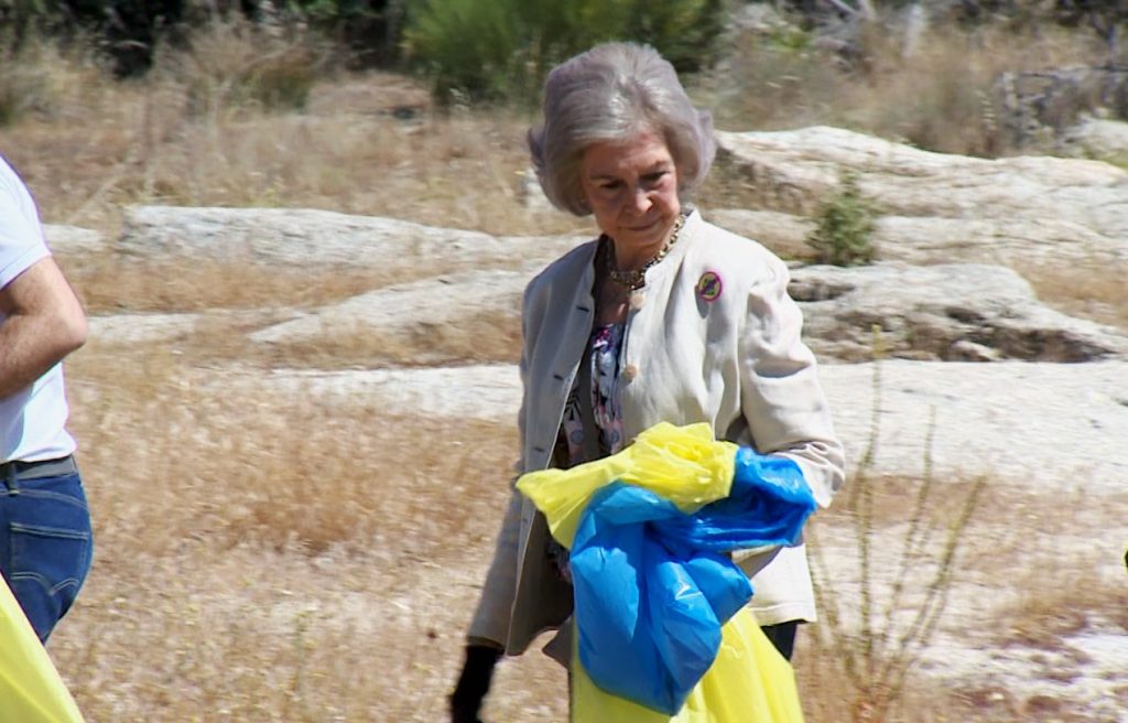 La Reina Sofía recoge basura en su faceta más ecologista e implicada