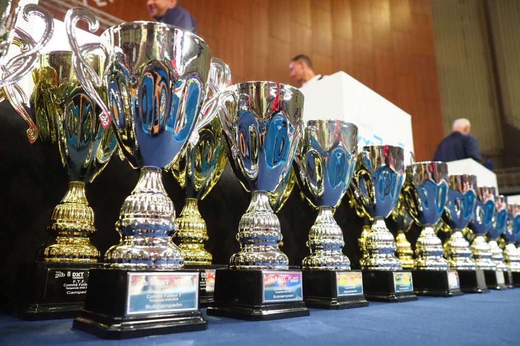 Panorámica general de los trofeos y premios entregados en el Pabellón Santiago Martín a los equipos de benjamines y prebenjamines de la Isla de Tenerife. /Sergio Méndez