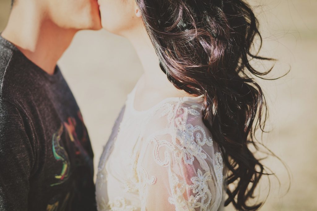 Un beso entre un hombre y una mujer. Pixabay