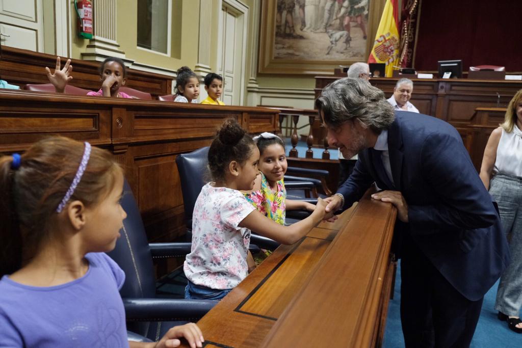 El presidente del Parlamento, Gustavo Matos, saluda a los niños saharauis que pasan sus vacaciones en las Islas. DA