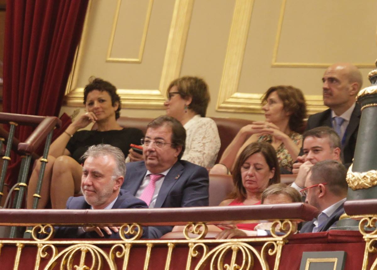 El presidente de Canarias, Ángel Víctor Torres, ayer en la tribuna de invitados del Congreso. DA