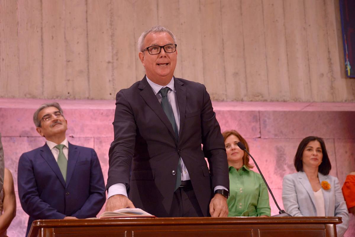 El nuevo consejero autonómico de Obras Públicas, Sebastián Franquis, promete su cargo, ayer, en Santa Cruz de Tenerife. DA