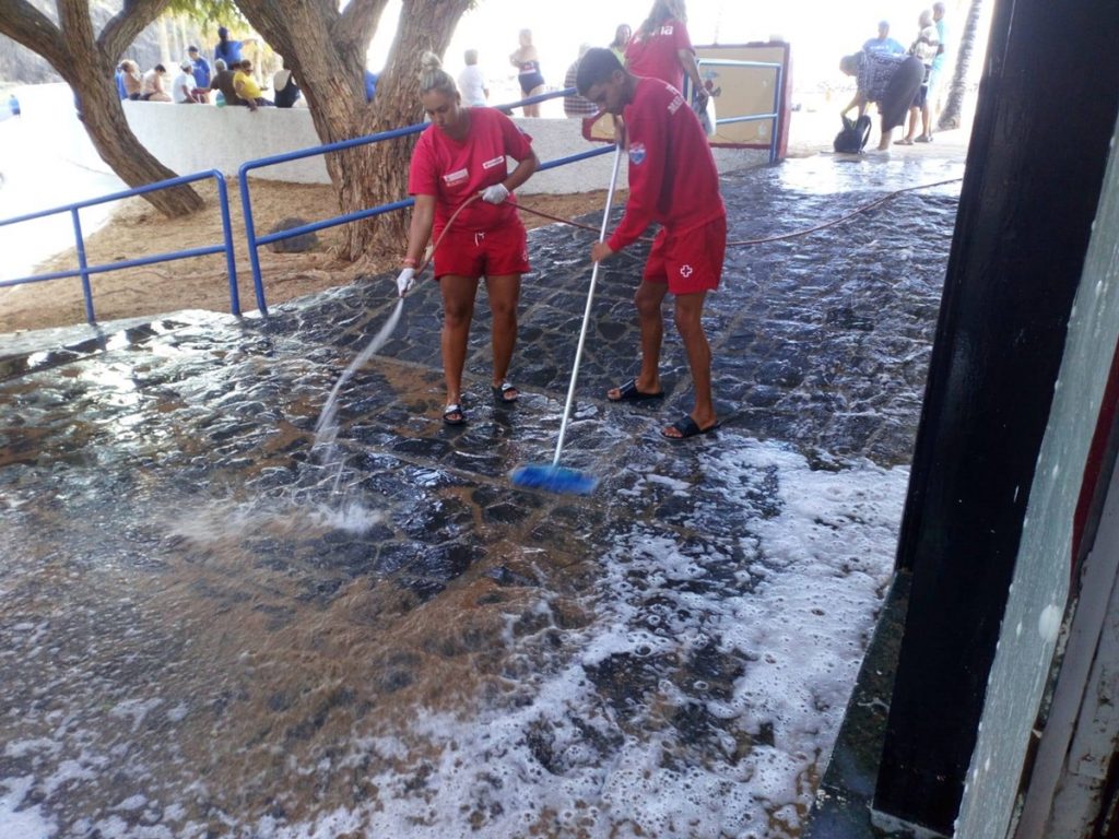 Operarios de la Cruz Roja en la playa de Las Teresitas limpiando su puesto| DA