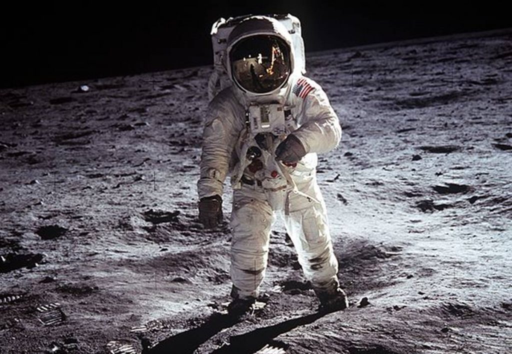 Aldrin fotografiado por Armstrong, quien aparece reflejado en el visor esférico de su escafandra. NASA